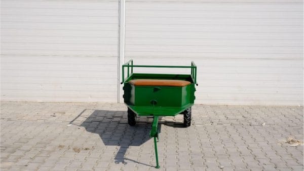 Tek dingilli çapa römorku küçük traktöre bağlı halde