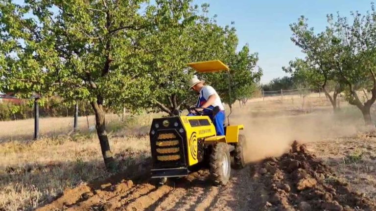 24 HP Gasoline Articulated Mini Tractor